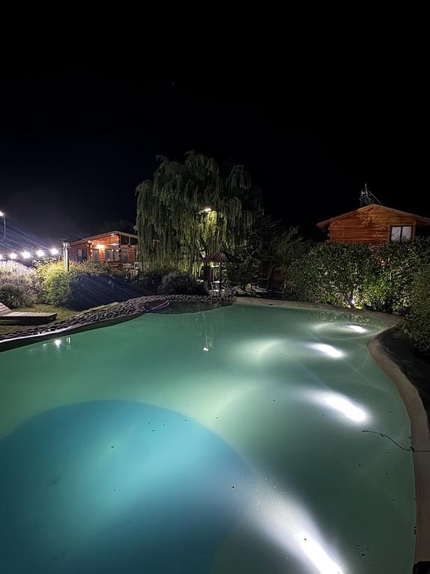 La pileta iluminada de noche