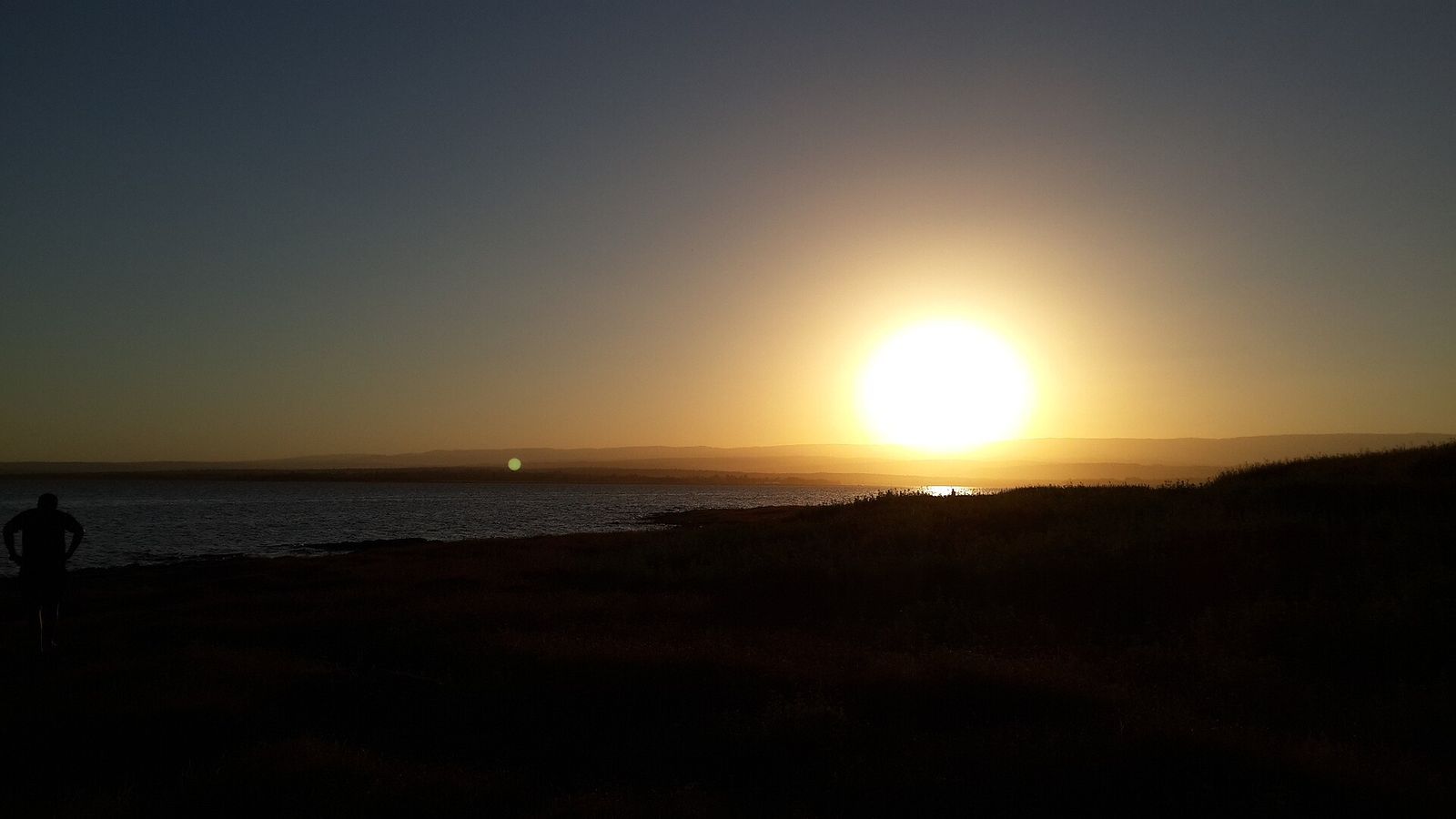 El atardecer sobre el lago, visto desde la costa de Villa Rumipal