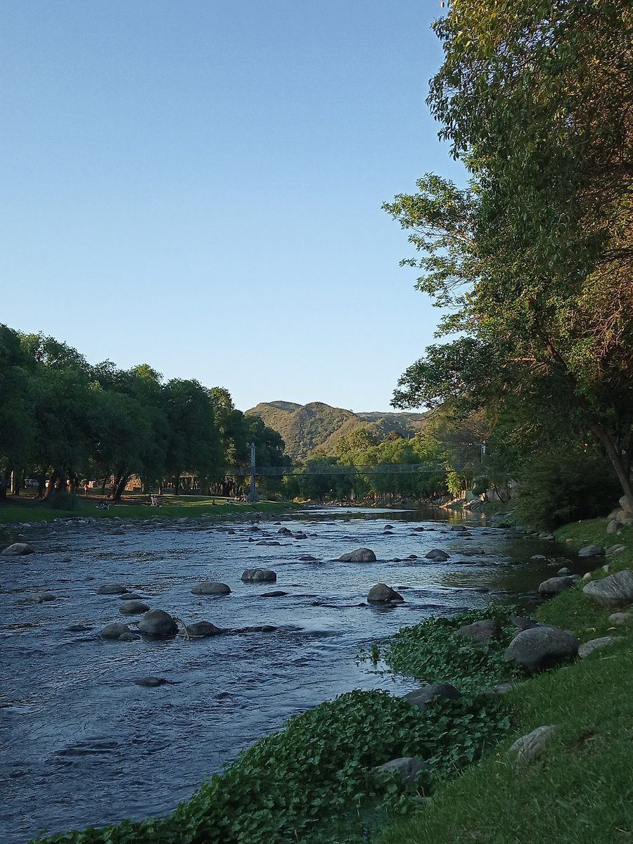 El río Santa Rosa entre piedras y arboleda, en Calamuchita