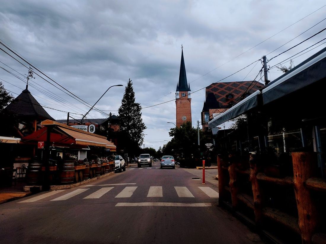 La calle principal de Villa General Belgrano con su torre de estilo alpino