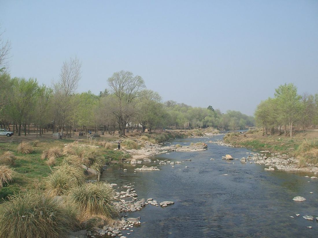 El río de Los Reartes con su arboleda