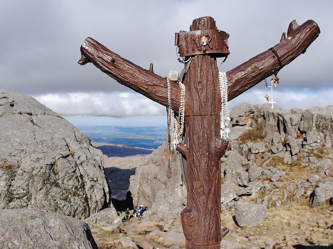 La cruz de madera en la cima del cerro Champaquí, entre las rocas